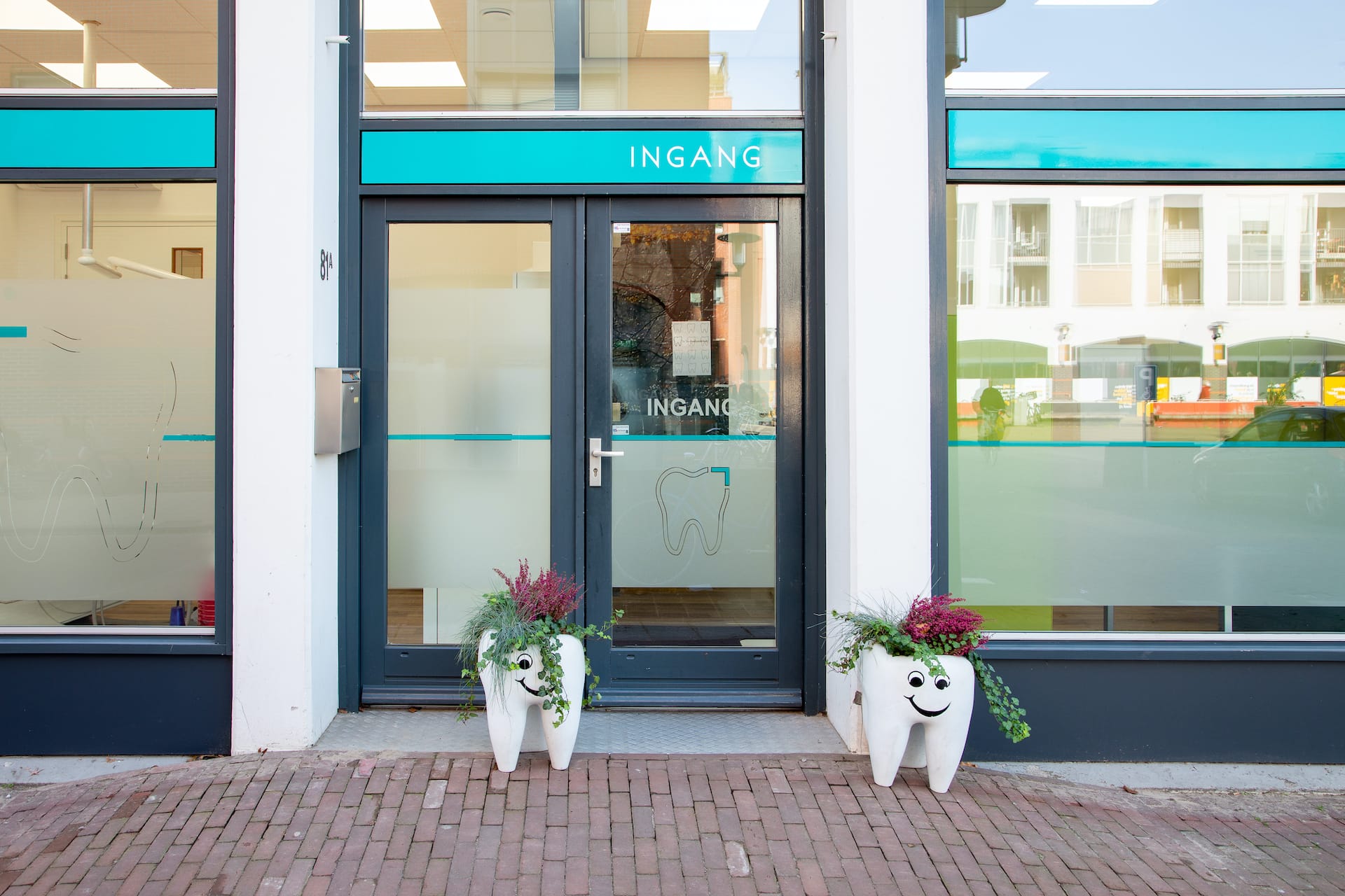 Ingang van de praktijk op de Parkweg 81a in Ede