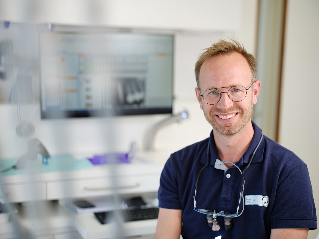 Henk Hoek eigenaar van de Tandheelkundehoek en Implantaten Ede